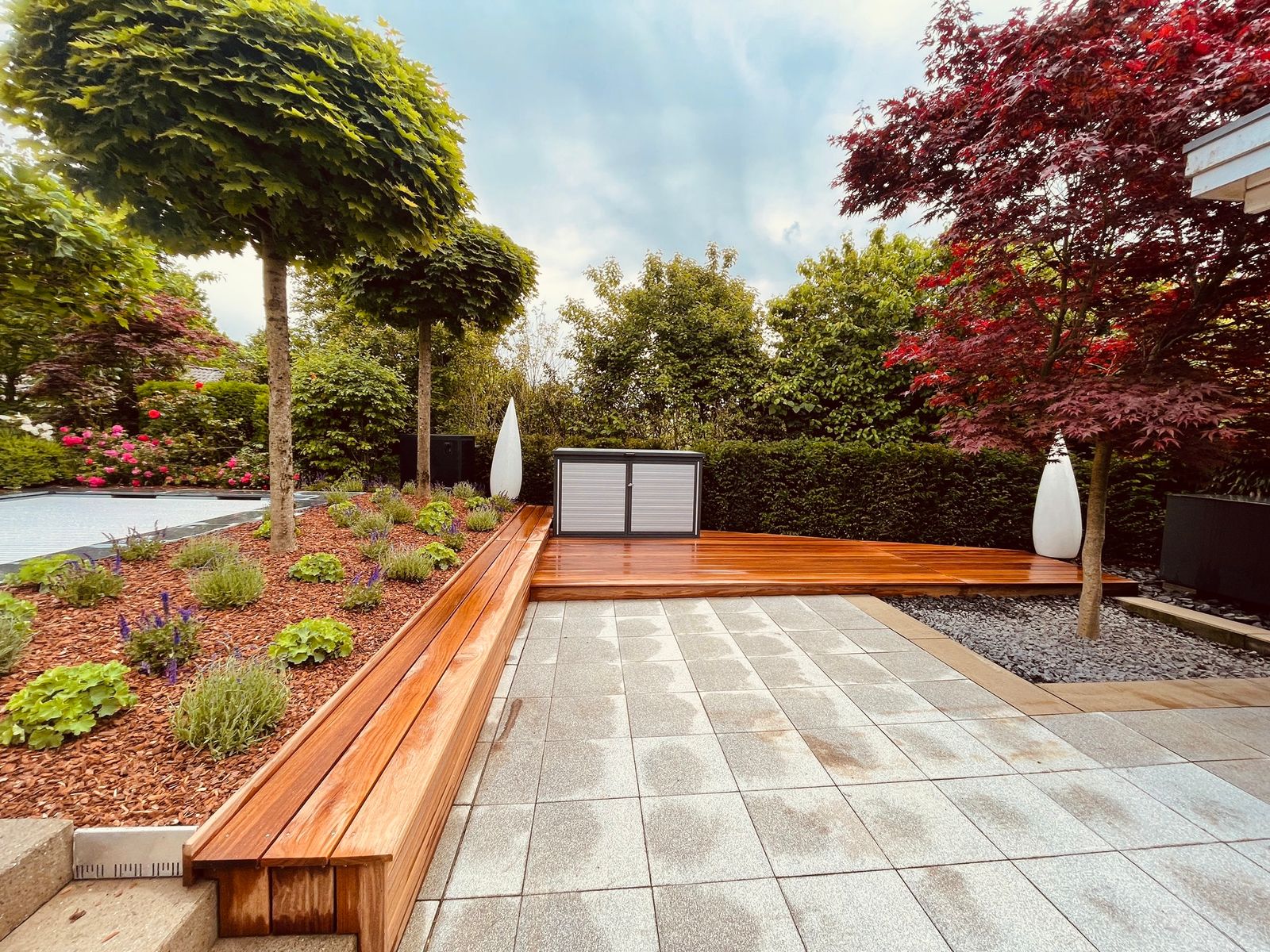 Gartengestaltung von Oliver Fricke — Holzdeck mit Bepflanzung