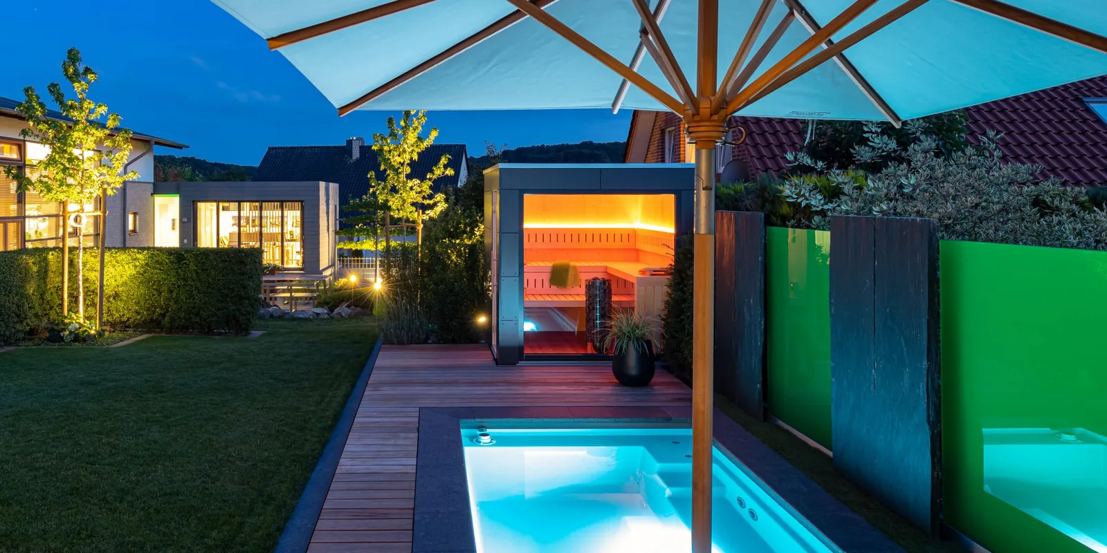 Square Design Saunahaus im Garten mit Pool davor